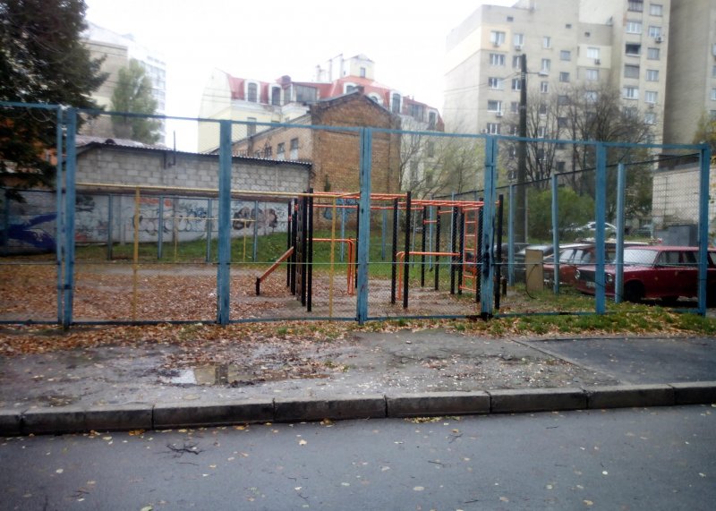 Площадка для воркаута в городе Киев №7833 Средняя Современная фото