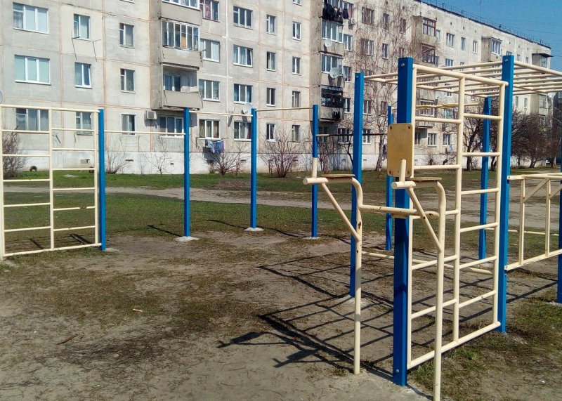 Площадка для воркаута в городе Волчанск №8371 Маленькая Современная фото