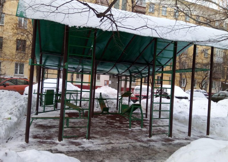 Площадка для воркаута в городе Москва №9340 Маленькая Современная фото