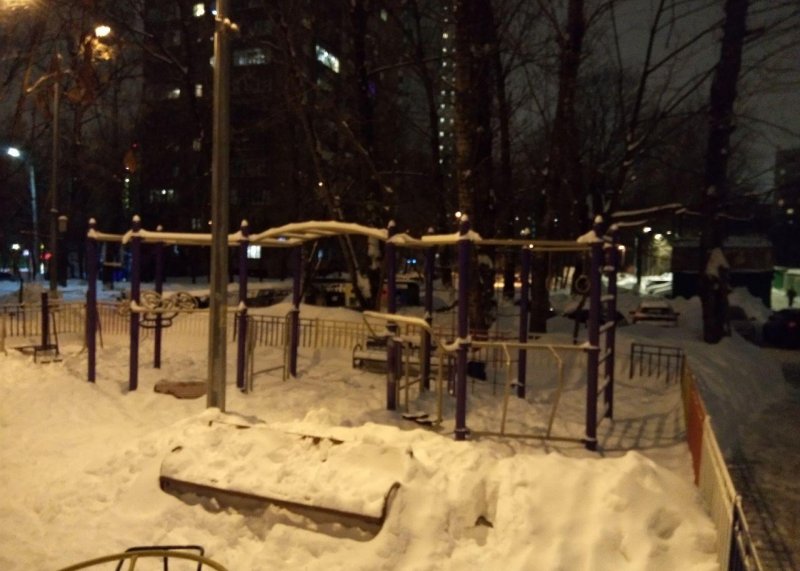 Площадка для воркаута в городе Москва №9351 Маленькая Современная фото