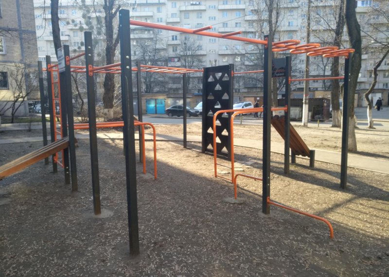 Площадка для воркаута в городе Киев №9435 Маленькая Современная фото