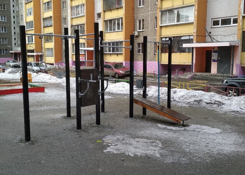 Площадка для воркаута в городе Челябинск №9481 Маленькая Современная фото