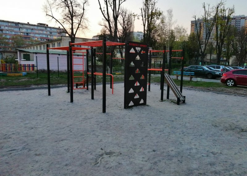 Площадка для воркаута в городе Киев №9573 Маленькая Современная фото