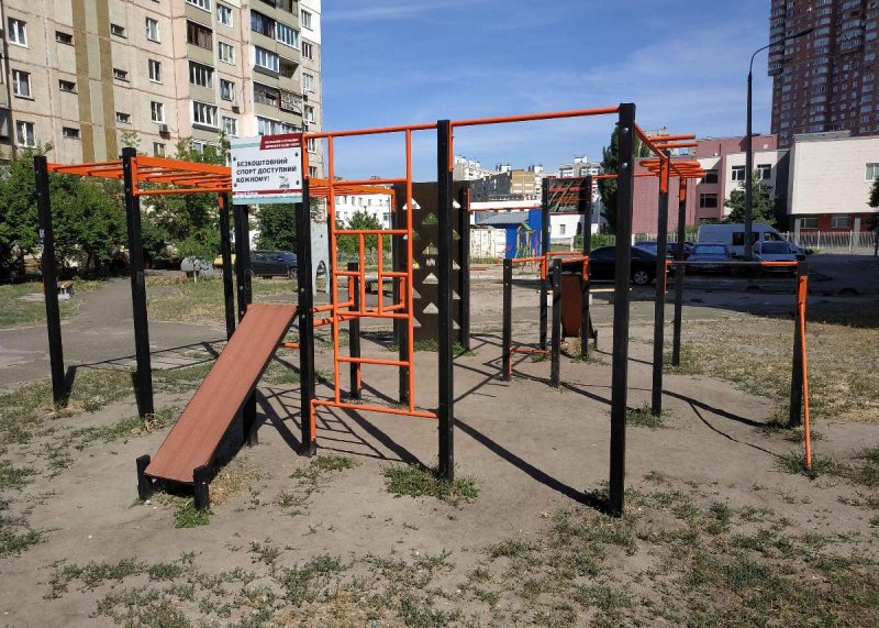 Площадка для воркаута в городе Киев №9827 Маленькая Современная фото