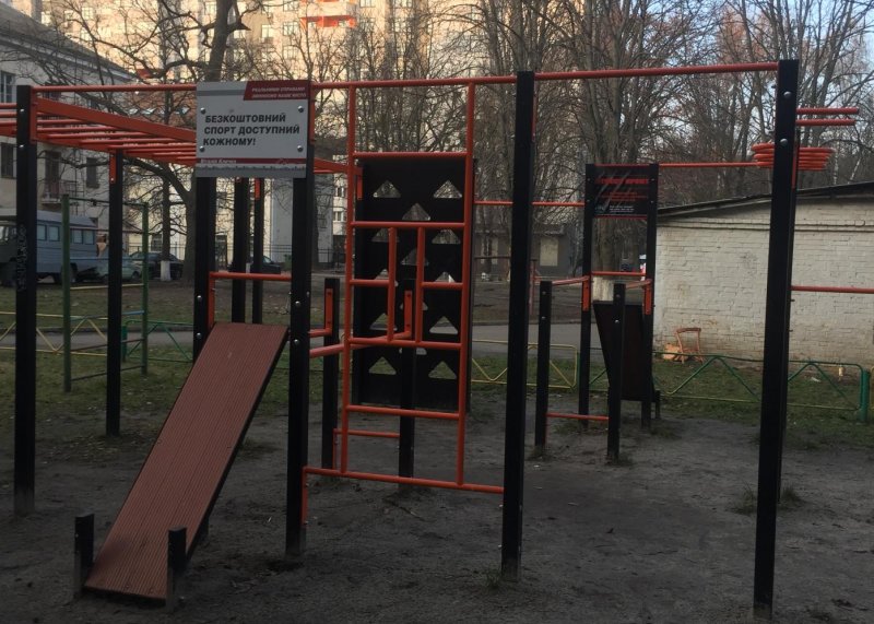 Площадка для воркаута в городе Киев №10480 Средняя Современная фото