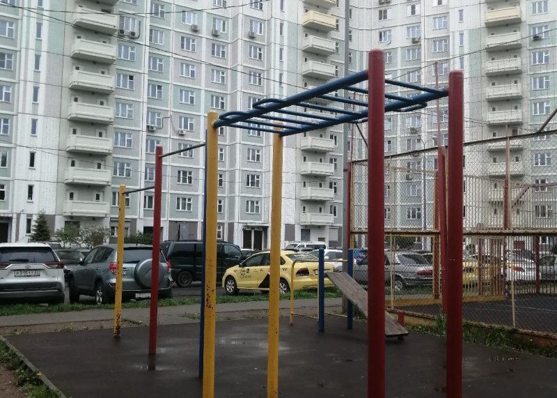 Площадка для воркаута в городе Омск №11843 Маленькая Современная фото