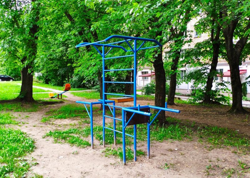 Площадка для воркаута в городе Минск №11913 Маленькая Современная фото