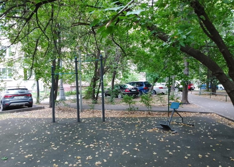 Площадка для воркаута в городе Москва №12041 Маленькая Современная фото