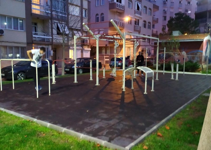 Площадка для воркаута в городе Измир №12235 Средняя Современная фото