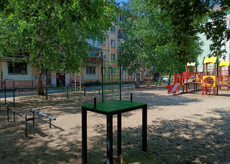 Площадка для воркаута в городе Тюмень №12450 Маленькая Современная фото