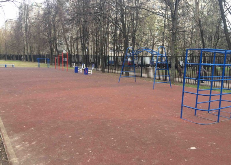 Площадка для воркаута в городе Москва №5102 Маленькая Современная фото