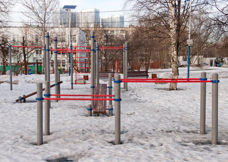 Площадка для воркаута в городе Москва №4977 Маленькая Современная фото