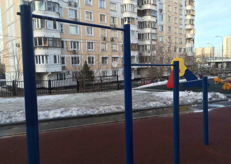 Площадка для воркаута в городе Москва №4974 Маленькая Современная фото