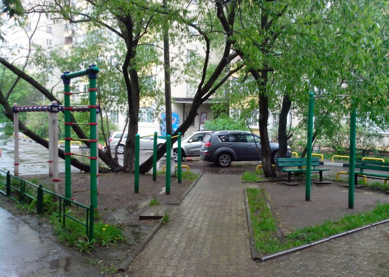 Площадка для воркаута в городе Красногорск №5193 Маленькая Современная фото