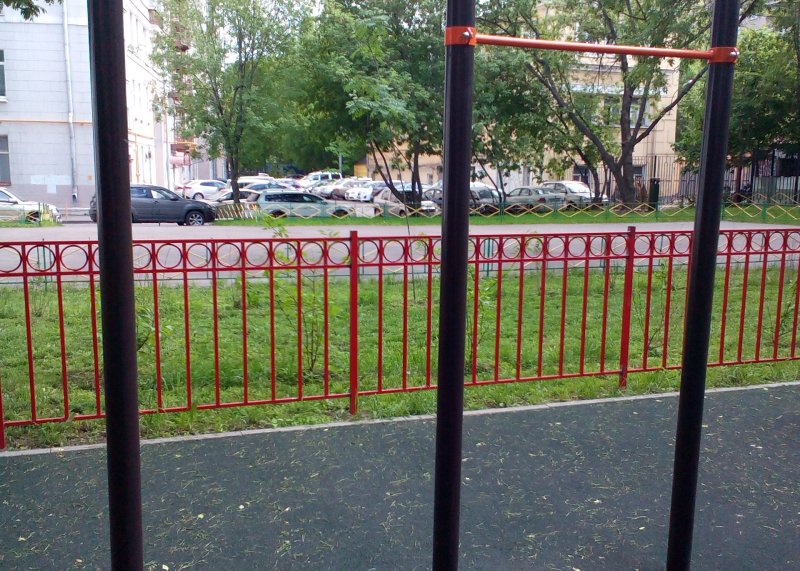 Площадка для воркаута в городе Москва №5183 Маленькая Современная фото