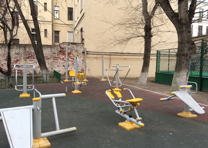 Площадка для воркаута в городе Москва №4753 Маленькая Современная фото
