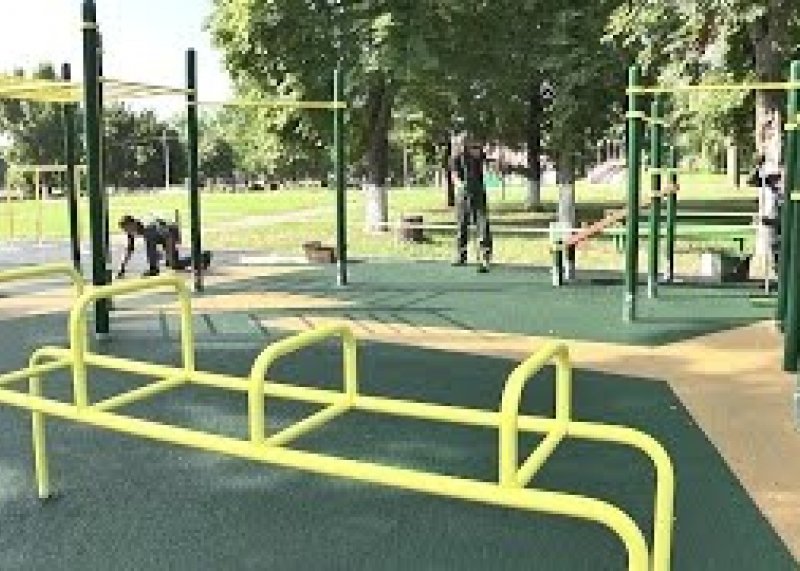 Воркаут-площадка открыта в городском парке Пинска