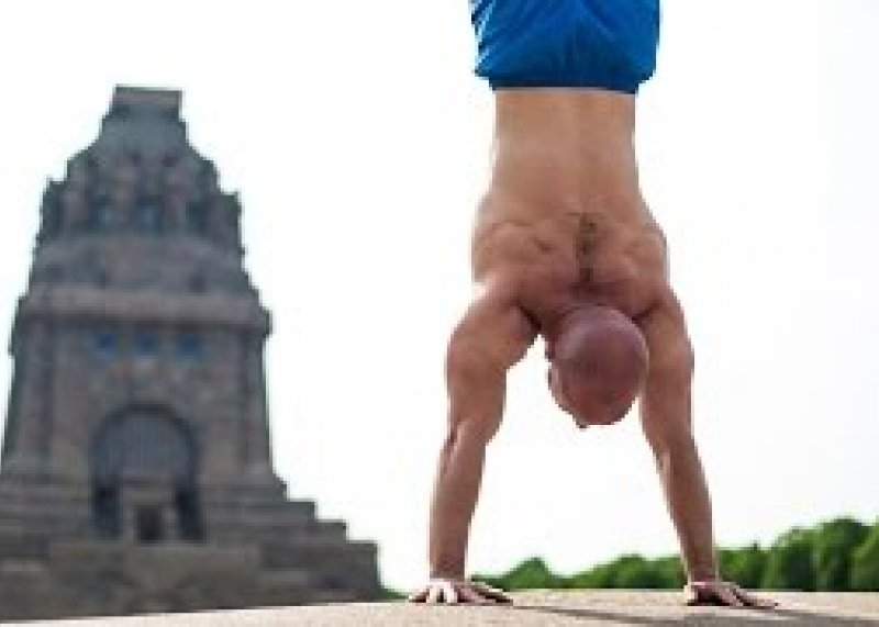3 Reasons You Can't Balance a Handstand Yet