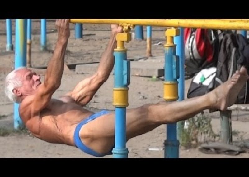 Невероятная сила в 73 года -  Strong  73 year old street workout men
