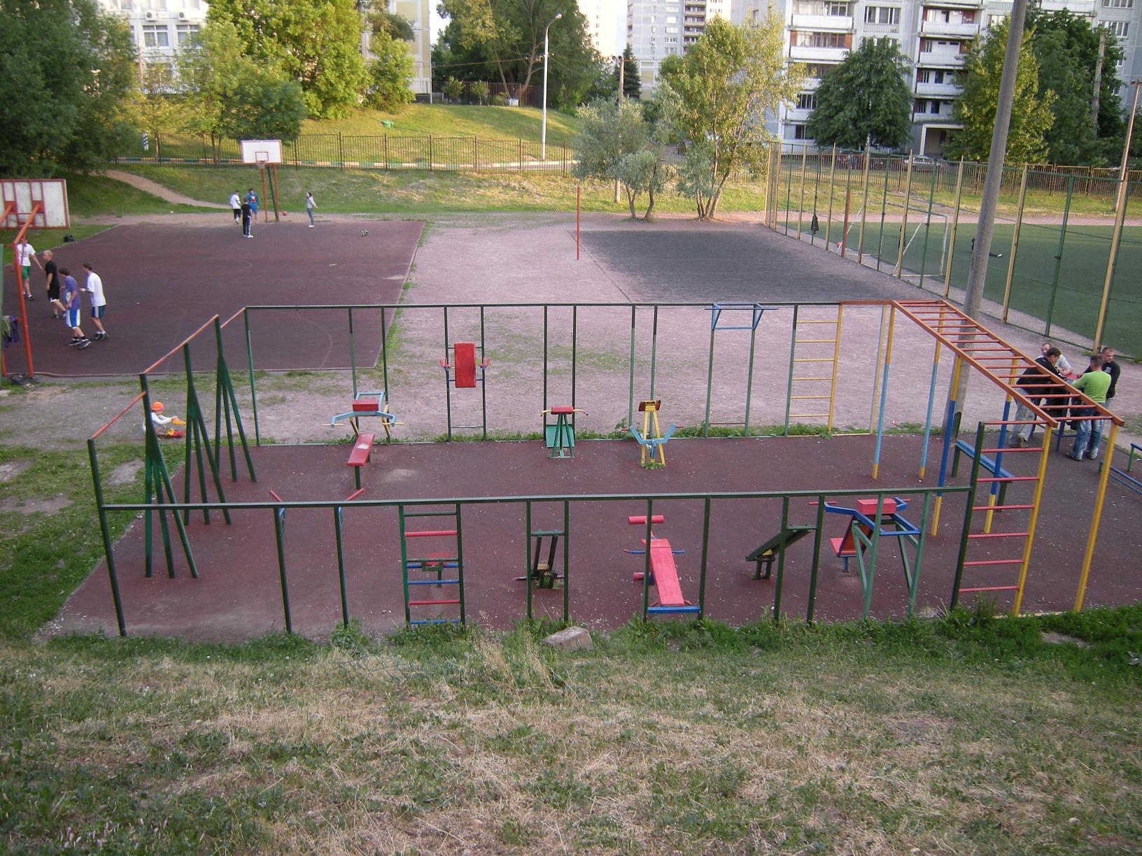 Площадка й. Площадка в школе. Спортивные\ площадки 2000. Спортивный двор. Детские площадки в школе.